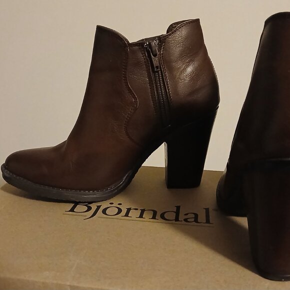 Boots & Jeans - Picture 4 of 5